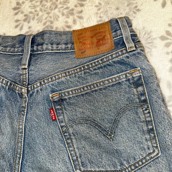 Levi 501 med wash high waisted shorts sz 27 - Picture 4 of 5